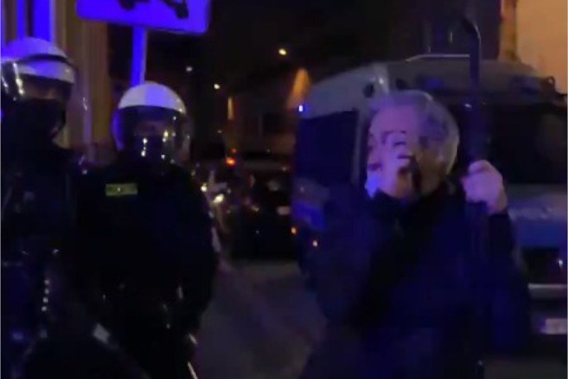 Robert Biedroń przed kordonem policyjnym we Wrocławiu.