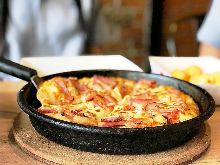 Przepis na pizzę z patelni. Jak zrobić domową pizzę? [DZIEŃ PIZZY 2021]