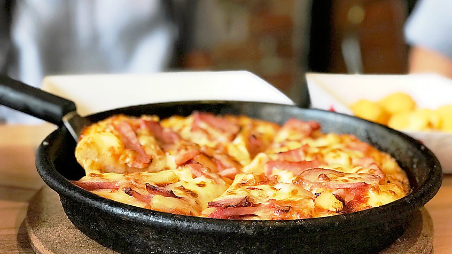 Przepis na pizzę z patelni. Jak zrobić domową pizzę? [DZIEŃ PIZZY 2021]