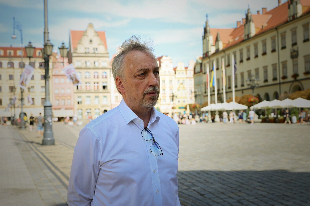 Bogdan Zdrojewski dziś reprezentuje KO w PE, ale przed laty był prezydentem Wrocławia w czasie powodzi tysiąclecia.