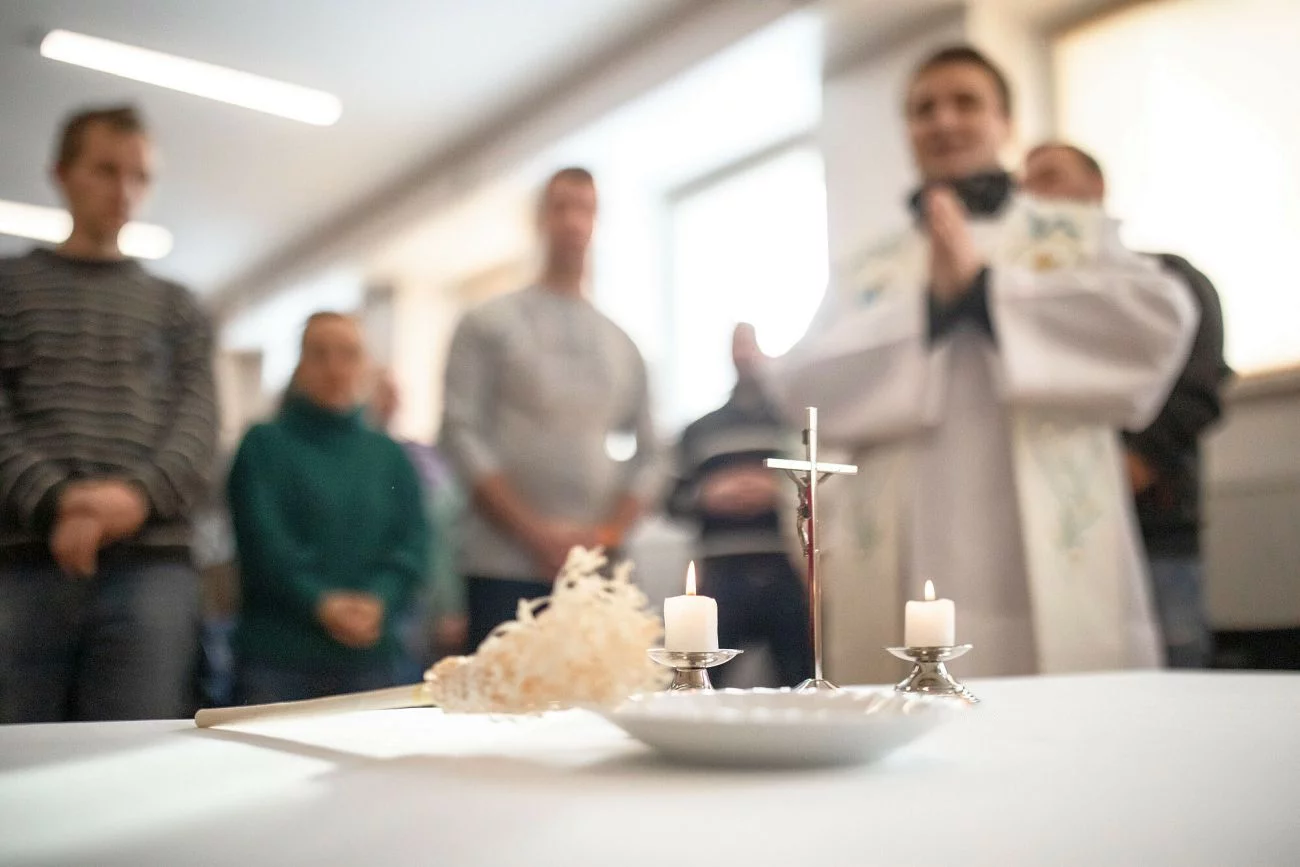 Ile dać księdzu w kopercie? Sondaż o chodzeniu po kolędzie pokazuje kwoty, jakie Polacy chcą przekazać na Kościół. Ile włożyć księdzu do koperty? Jest nowy sondaż.