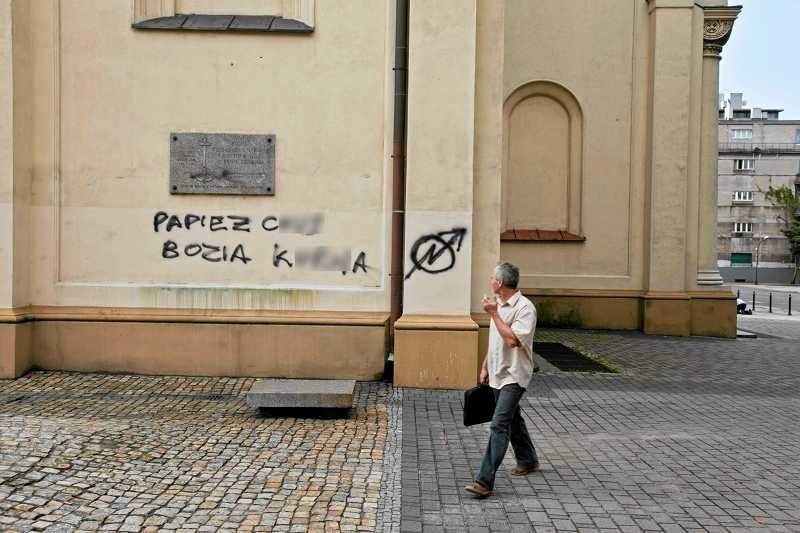 Wulgarne napisy "Papież c***" "Bozia k***a" na jednym z kościołów w Łodzi.