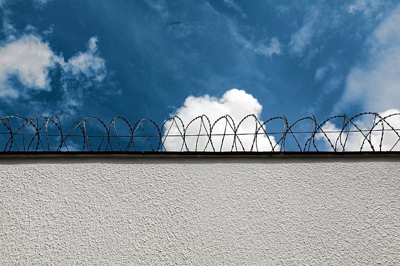 Już w sierpniu pedofil, który skrzywdził małą Wiktorię wróci z zza krat tuż za płot swojej ofiary.