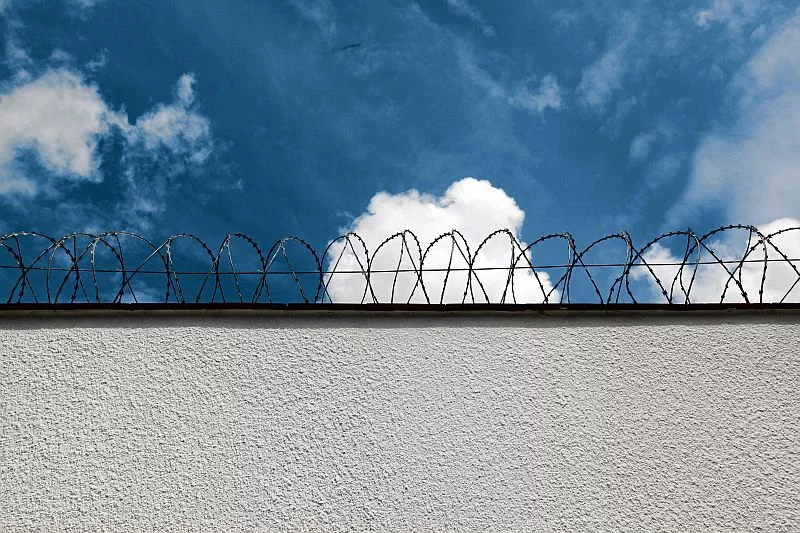 Już w sierpniu pedofil, który skrzywdził małą Wiktorię wróci z zza krat tuż za płot swojej ofiary.