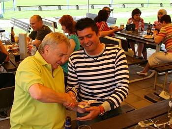 Uličný podczas świniobicia zorganizowanego przez Ondřeje Lejsala (piłkarza FC Vracov).