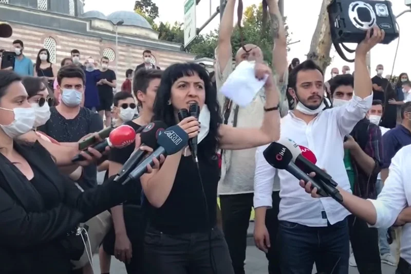 Śmierć Pinar Gültekin wstrząsnęła Turczynkami. Wiele kobiet wyszło na ulice w proteście przeciwko przemocy i w obronie Konwencji Stambulskiej.