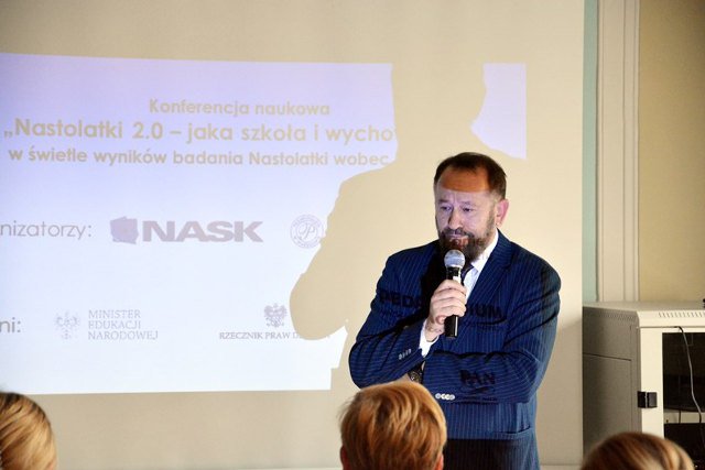 Jakie zmiany w socjalizacji i w wychowaniu dzieci powdouje sieć?  Czy internet zastąpi trzepak? - na te pytania odpowiada prof Marek Konopczyński