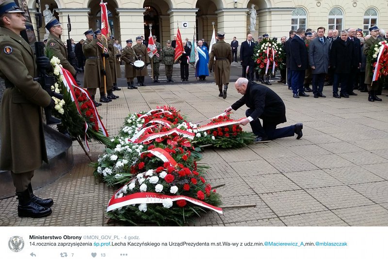 Na dziedzincu budynku przy Pl. Bankowym był niemal cały rząd RP. Zabrakło jednak prezydent Gronkiewicz-Waltz. Zdaniem wiceministra Zielińskiego mogła po prostu zejść do nich.