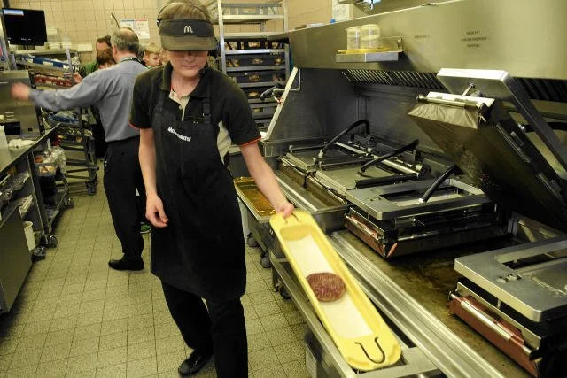 Otwarciu McDonalda w Nakle towarzyszył ksiądz z kropidłem (zdjęcie poglądowe)