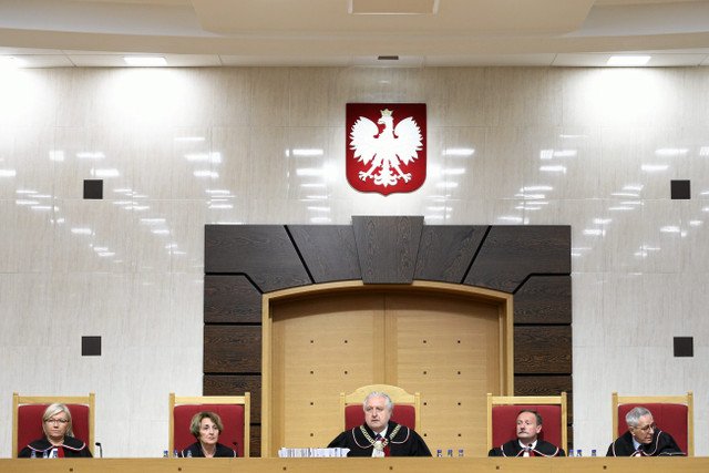 Połowa Polaków popiera Trybunał Konstytucyjny, więcej wierzy KE i Komisji Weneckiej niż PiS-owi.