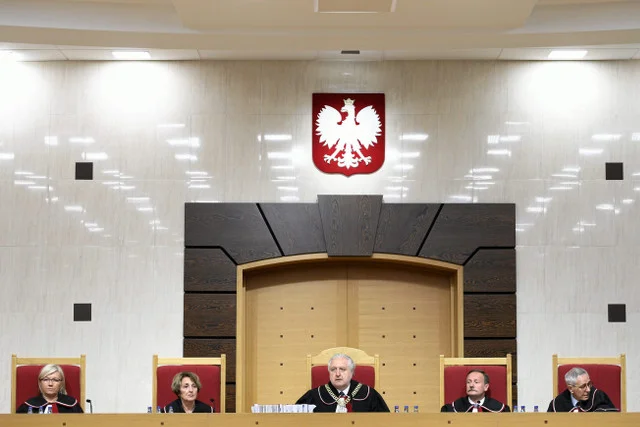 Połowa Polaków popiera Trybunał Konstytucyjny, więcej wierzy KE i Komisji Weneckiej niż PiS-owi.