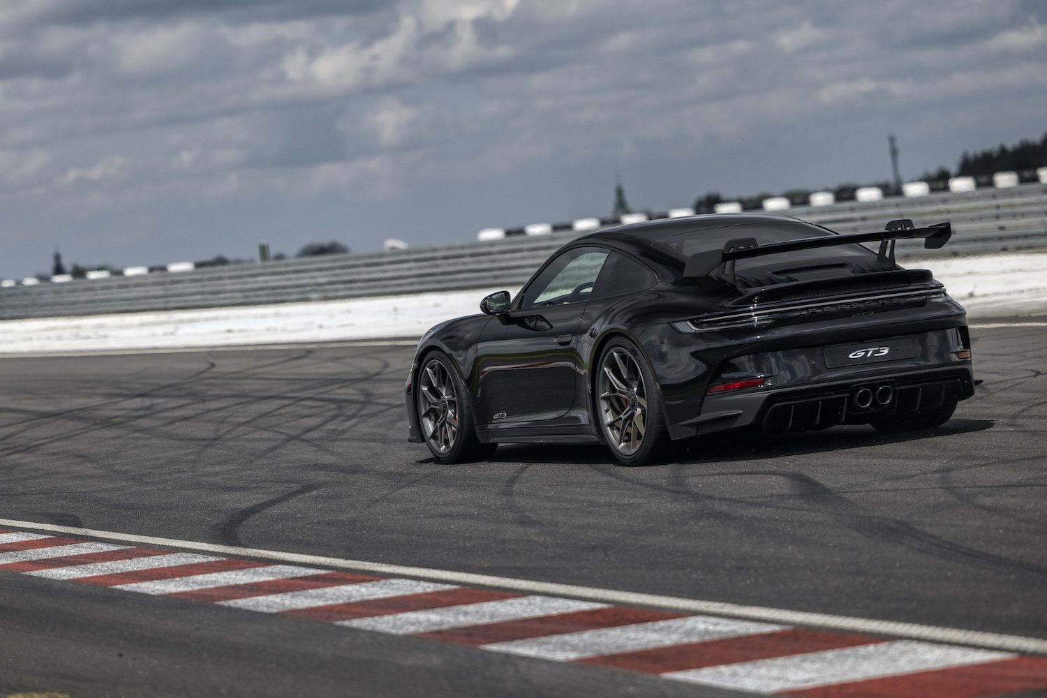 Nowe Porsche 911 GT3 niesamowicie prowadzi się w zakrętach. To auto, które na torze wyzwala absurdalne emocje.