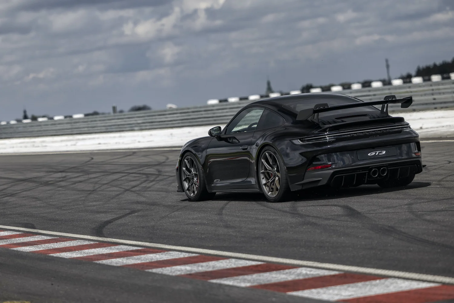 Nowe Porsche 911 GT3 niesamowicie prowadzi się w zakrętach. To auto, które na torze wyzwala absurdalne emocje.