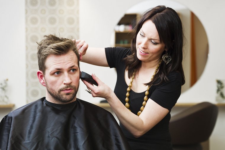 Wizyta u fryzjera może okazać się horrorem.