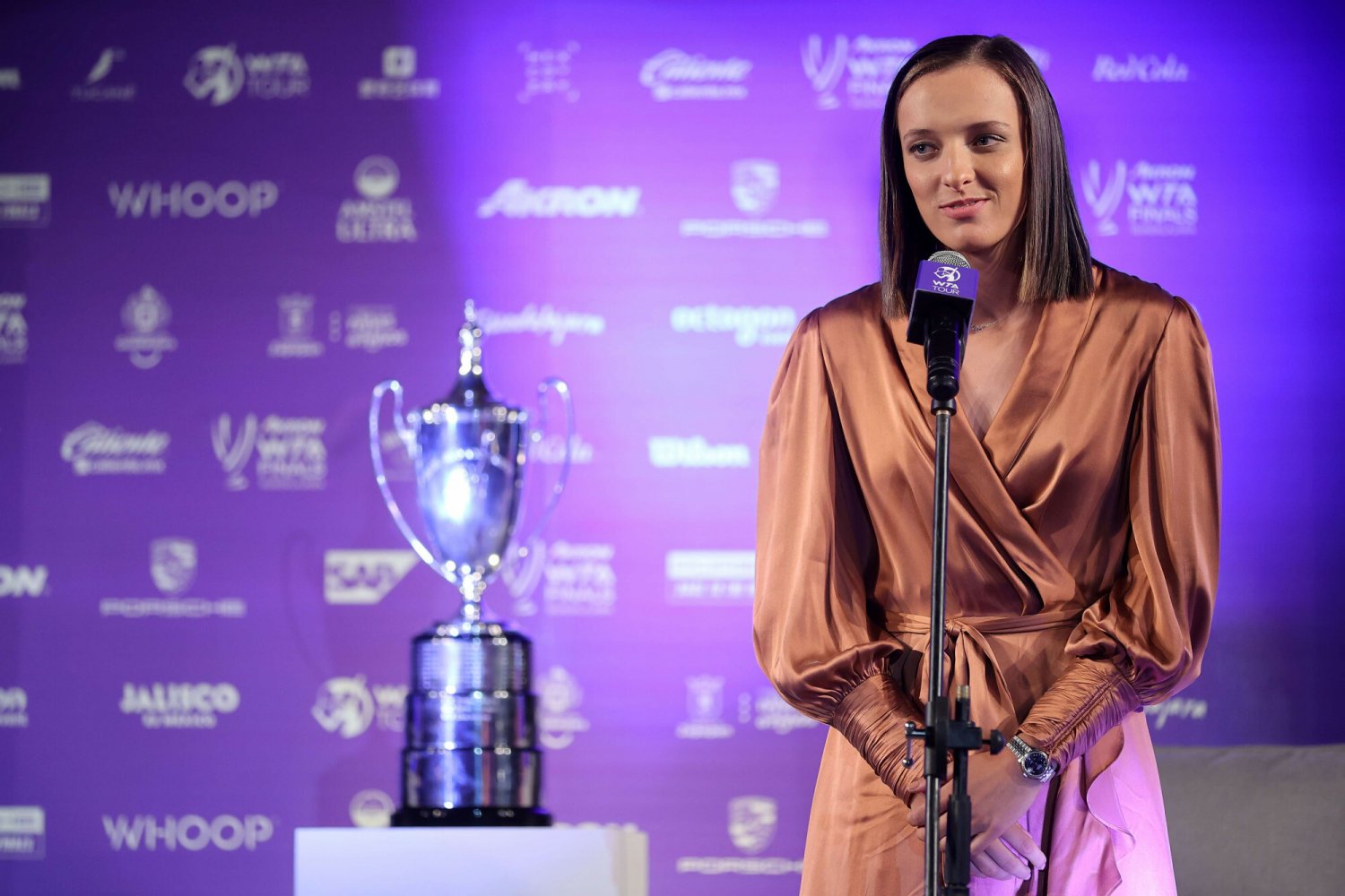 Iga Świątek i puchar za triumf w turnieju WTA Finals w Guadalajarze. Czy za kilka dni będzie jej własnością?