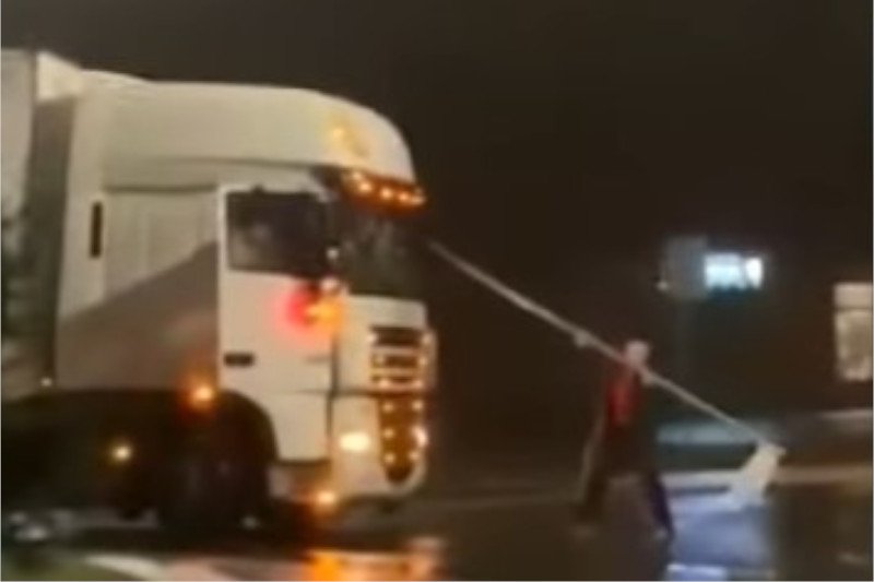 Mężczyzna wyrwał znak drogowy i rzucił się z nim na ciężarówkę.