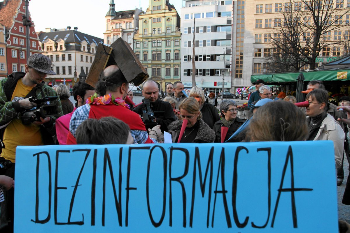 1.4.2011 r. Protest Akcji "Naszość" przeciwko zakłamaniu Gazety Wyborczej i telewizji TVN.