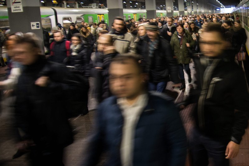 Warszawa Wileńska i tłumy wysiadające z pociągu jadącego przez Wołomin, Ząbki, Tłuszcz.