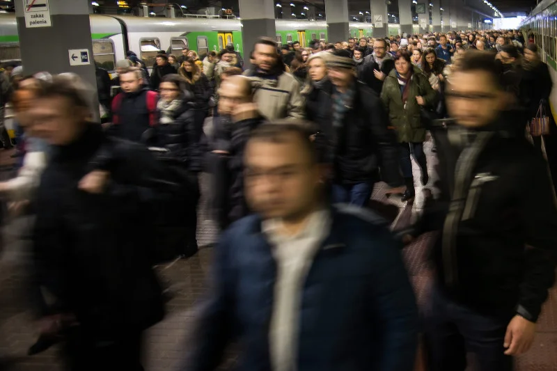 Warszawa Wileńska i tłumy wysiadające z pociągu jadącego przez Wołomin, Ząbki, Tłuszcz.