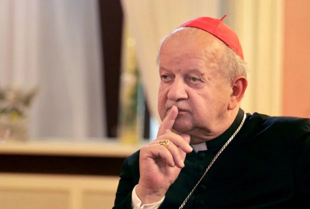 Kard. Dziwisz zabrał głos ws. zamachów w Paryżu, odniósł się też do kwestii uchodźców.