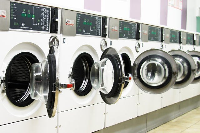 Samsung twierdzi, że pracownik LG niszczył jego pralki. Zdjęcie jest tylko ilustracją, nie przedstawia pralek firmy Samsung