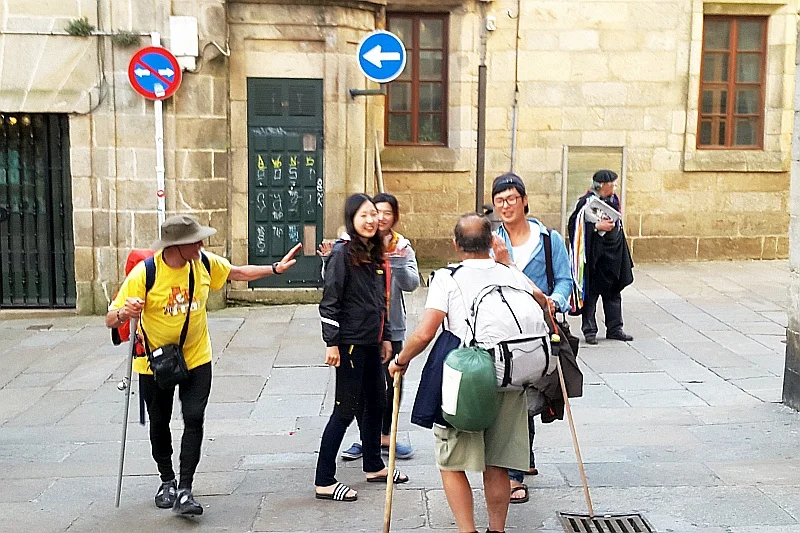 Do Santiago de Compostela pielgrzymują ludzie różnych narodowości, wyznań, a także w bardzo zróżnicowanym wieku.