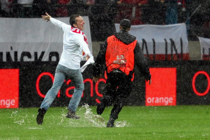Posłowie PiS chcą ułaskawienia kibiców, którzy wbiegli na murawę Stadionu Narodowego