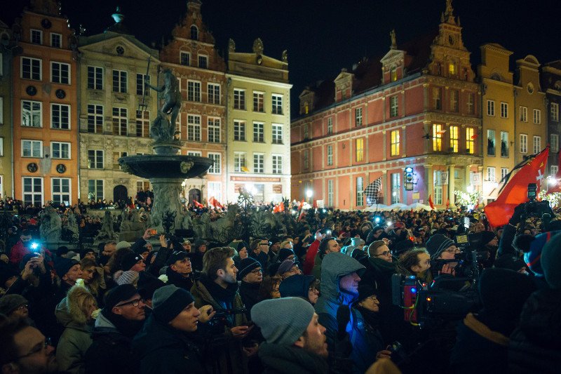Gdańsk. Spotkanie pod pomnikiem Neptuna w geście solidarności z rodziną i bliskimi prezydenta Pawła Adamowicza.