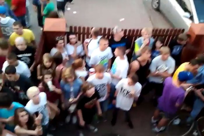 Ludzie tłoczyli się w samym domu, jak również w ogródku i pobliskich uliczkach