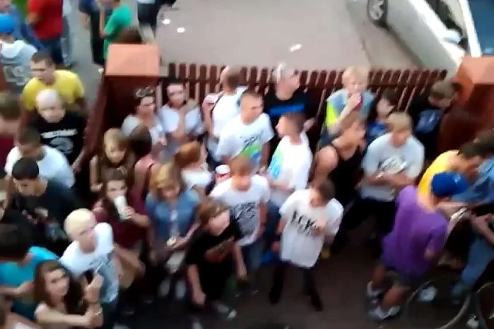 Ludzie tłoczyli się w samym domu, jak również w ogródku i pobliskich uliczkach