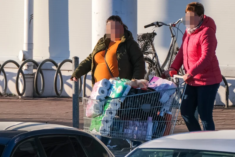 Polacy robią zapasy w związku z pandemią koronawirusa, w wielu sklepach brakuje m.in. papieru toaletowego.