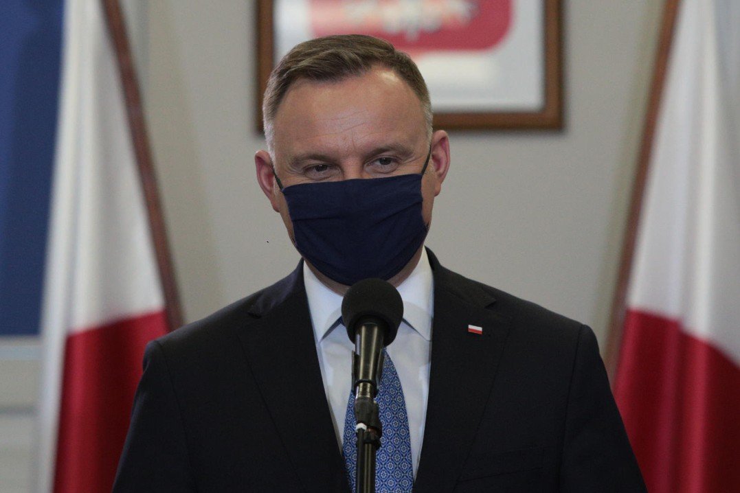 Andrzej Duda wciąż zdecydowanie prowadzi, ale Rafał Trzaskowski szybko się zbliża do prezydenta. Pokazuje to sondaż Social Changes dla wPolityce.pl Na Andrzeja Dudę chce głosować 40 proc. badanych, a na Rafała Trzaskowskiego 27 proc - wynika z badania Social Changes dla wPolityce.pl.