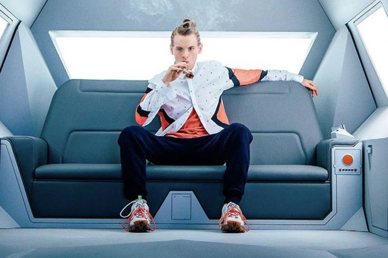 Neil Gaiman zapowiedział, że 10 odcinków pierwszego sezonu serialu będzie odpowiadać mniej więcej 1/3 długości jego powieści.