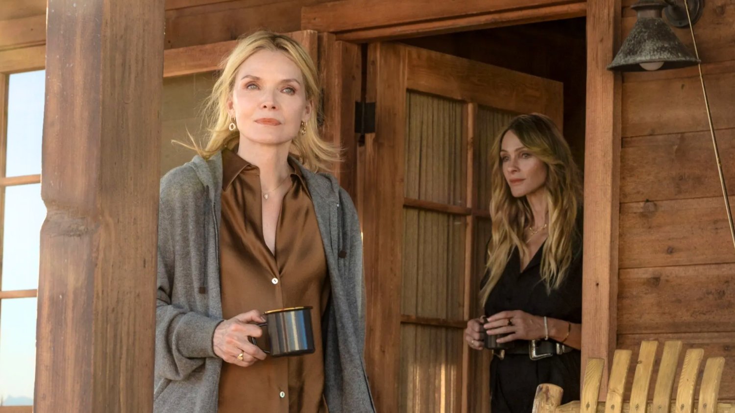 Michelle Pfeiffer i Beau Garrett w serialu "The Madison"