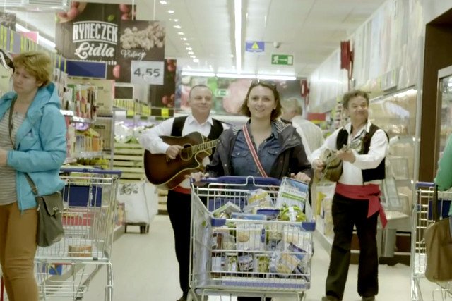 Na walkę z biedą i stworzenie miejsc pracy m.in. w Polsce Lidl otrzymał 900 mln dolarów kredytu z Banku Światowego. Pieniądze pomogły sieci łatwo skolonizować nasz handel