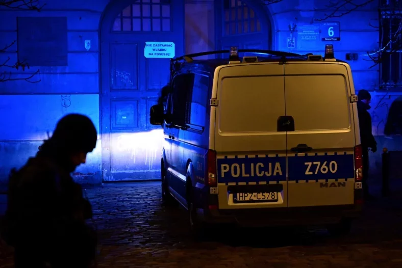 W tej bramie na ul. Inżynierskiej w Warszawie policjant śmiertelnie postrzelił drugiego funkcjonariusza