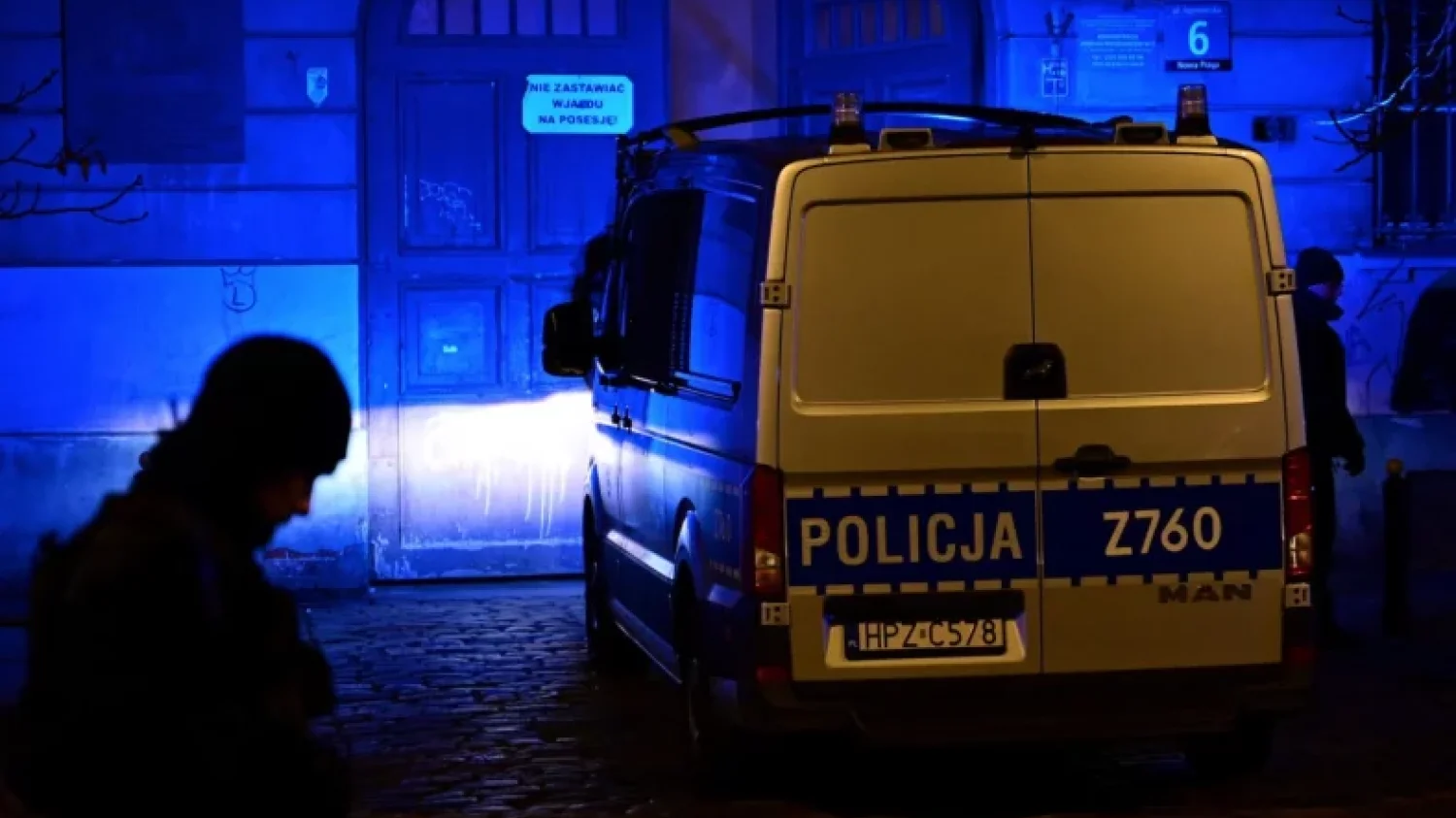 W tej bramie na ul. Inżynierskiej w Warszawie policjant śmiertelnie postrzelił drugiego funkcjonariusza