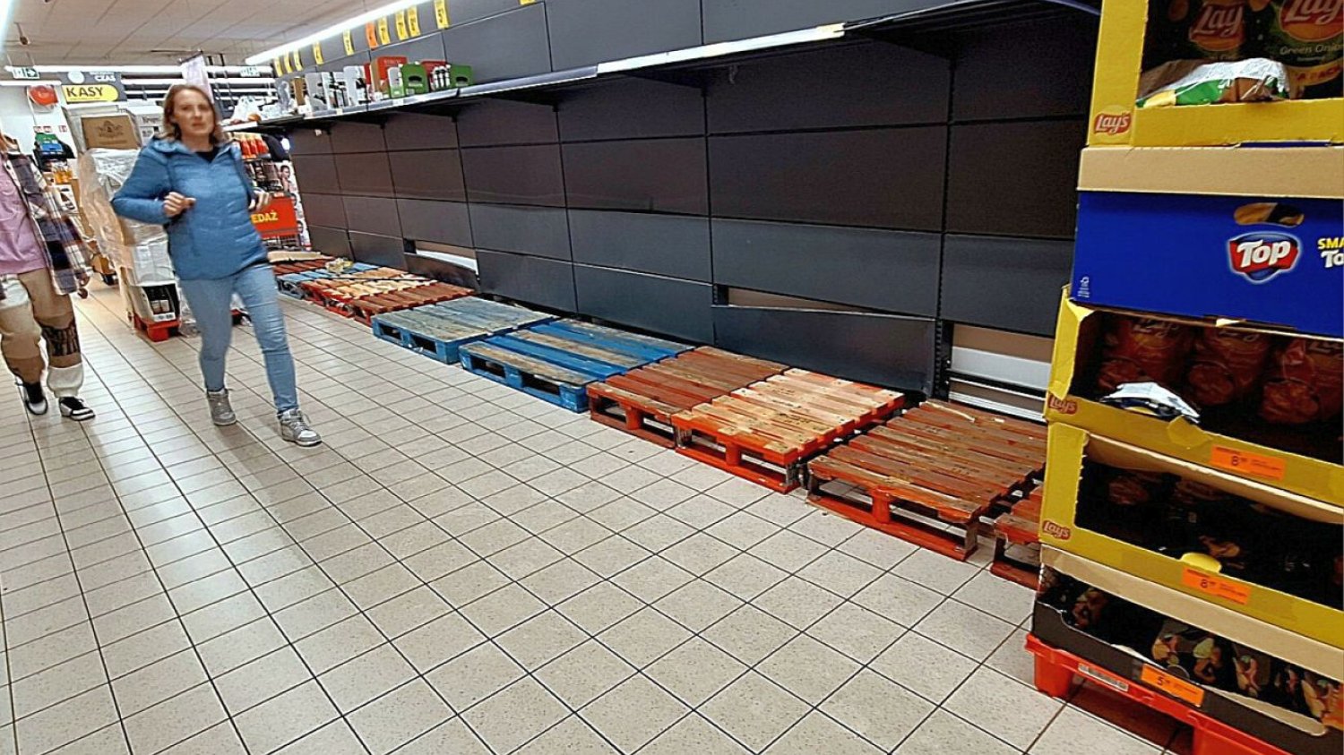 W wielu wrocławskich sklepach nie da się kupić butelkowanej wody i paczkowanej żywności