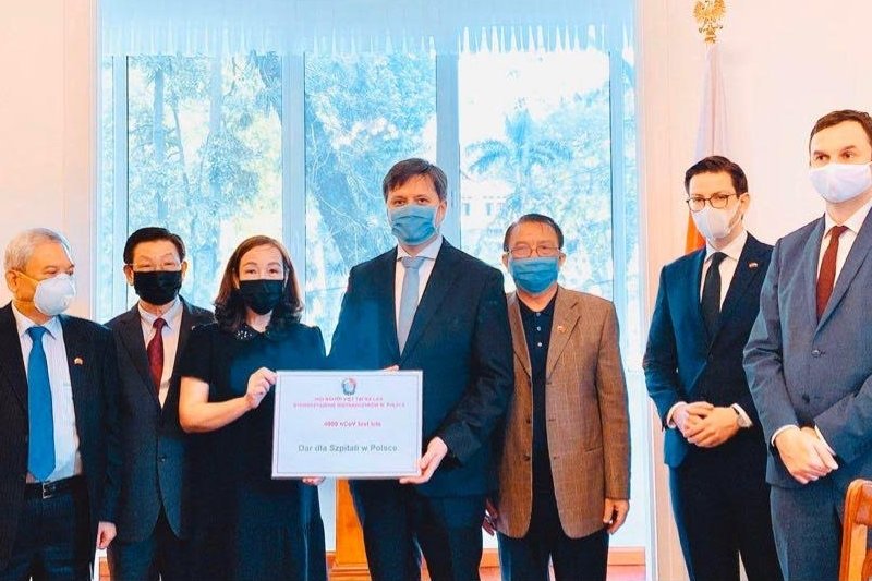 Społeczność wietnamska podarowała polskim szpitalom testy.