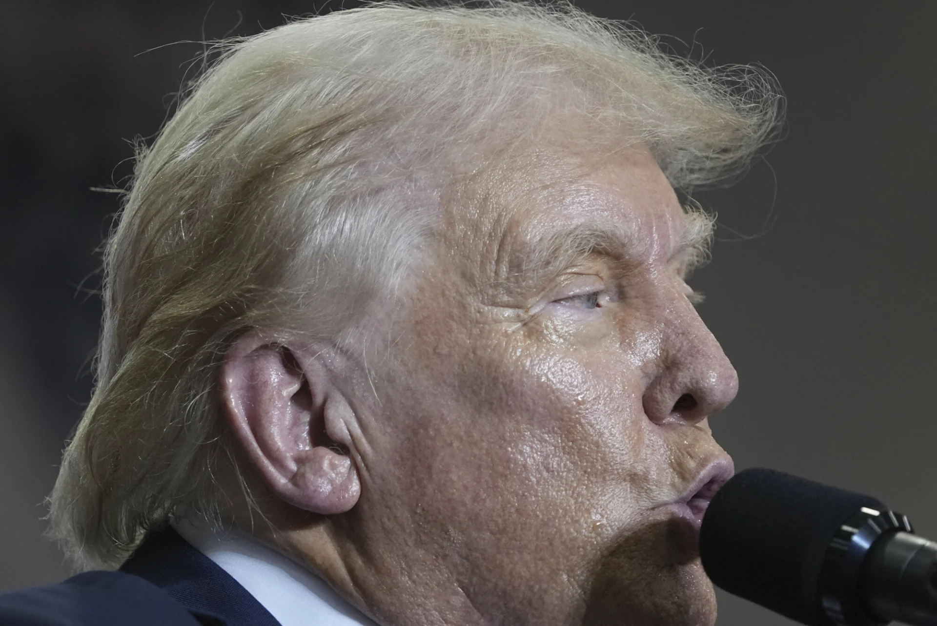 Donald Trump chodzi już bez opatrunku. Tak wygląda jego ucho po postrzale, mamy zdjęcia Donald Trump chodzi już bez opatrunku. Tak wygląda jego ucho po postrzale, mamy zdjęcia