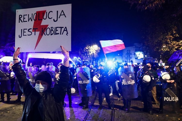 Sąd odmówił wszczęcia postępowania wobec 14-latka, który na swoim profilu społecznościowym udostępnił post ws. Strajku Kobiet.