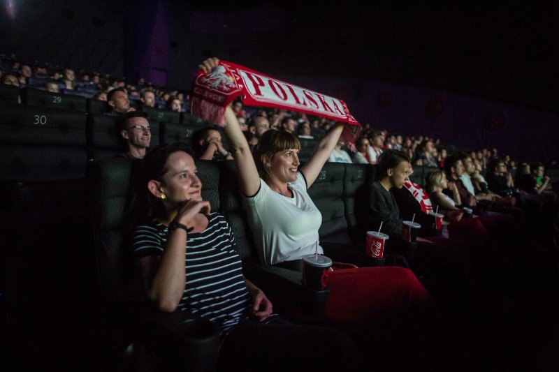 W kinach należących do sieci Multikino transmitowane są mecze Euro 2016. Na zdjęciu kibicie oglądający na dużym ekranie mecz Polska – Niemcy