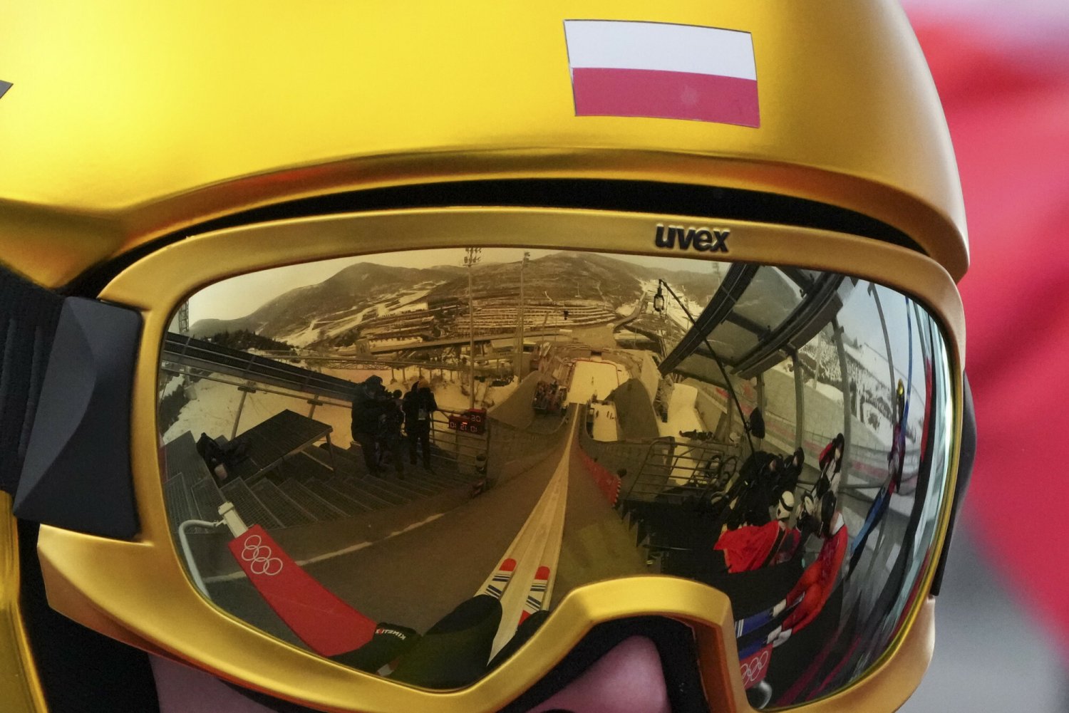 Paweł Wąsek skoczył w serii próbnej przed zawodami drużynowymi aż 137 metrów!