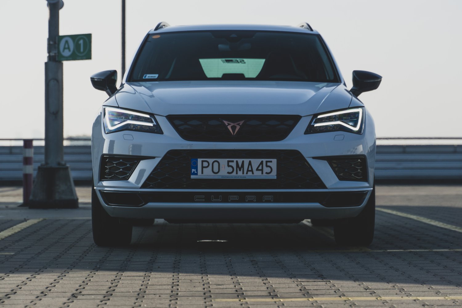 Cupra Ateca przyciąga... znaczkami. Ale widać, że to Seat.