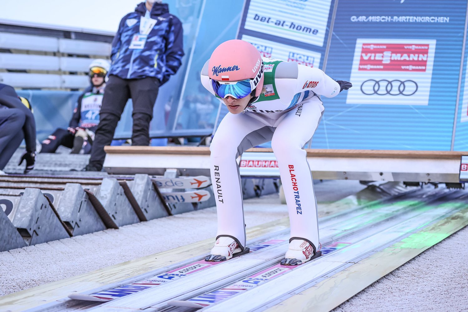 Polscy skoczkowie, mimo słabej formy, będą dalej skakać w Turnieju Czterech Skoczni
