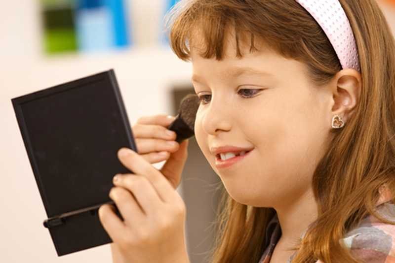 Małe dziewczynki naśladują wideoblogerki