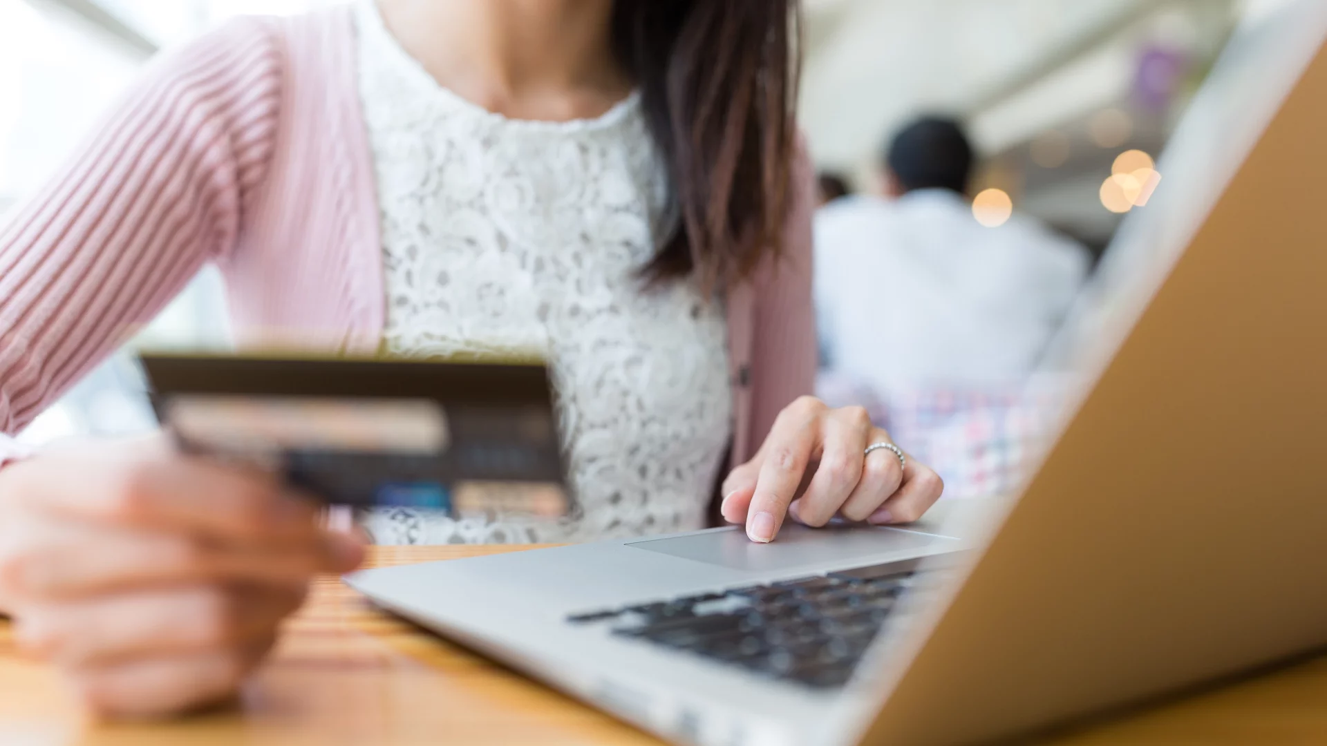 Tytuły przelewów, które wychwyci bank i skarbówka. Czego unikać?