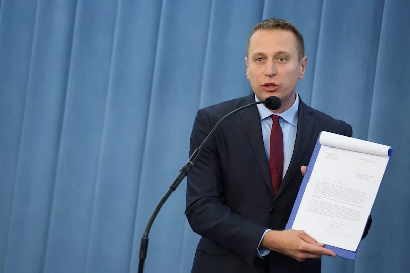 Krzysztof Brejza zapytał Mateusza Morawieckiego o liczbę ministrów. Na odpowiedź czeka miesiąc.