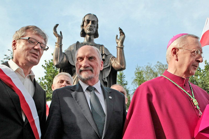 Dotąd szefowie MON skupiali się na modernizacji Wojska Polskiego i i wzmacnianiu sojuszów. Antoni Macierewicz stawia na wzmocnienie wiary żołnierzy.