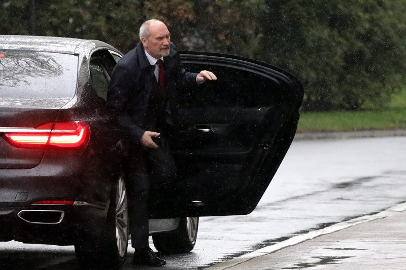 Macierewicz "spał i niczego nie widział". Są nowe ustalenia w sprawie karambolu pod Toruniem z udziałem limuzyny szefa MON – informuje "Wprost".
